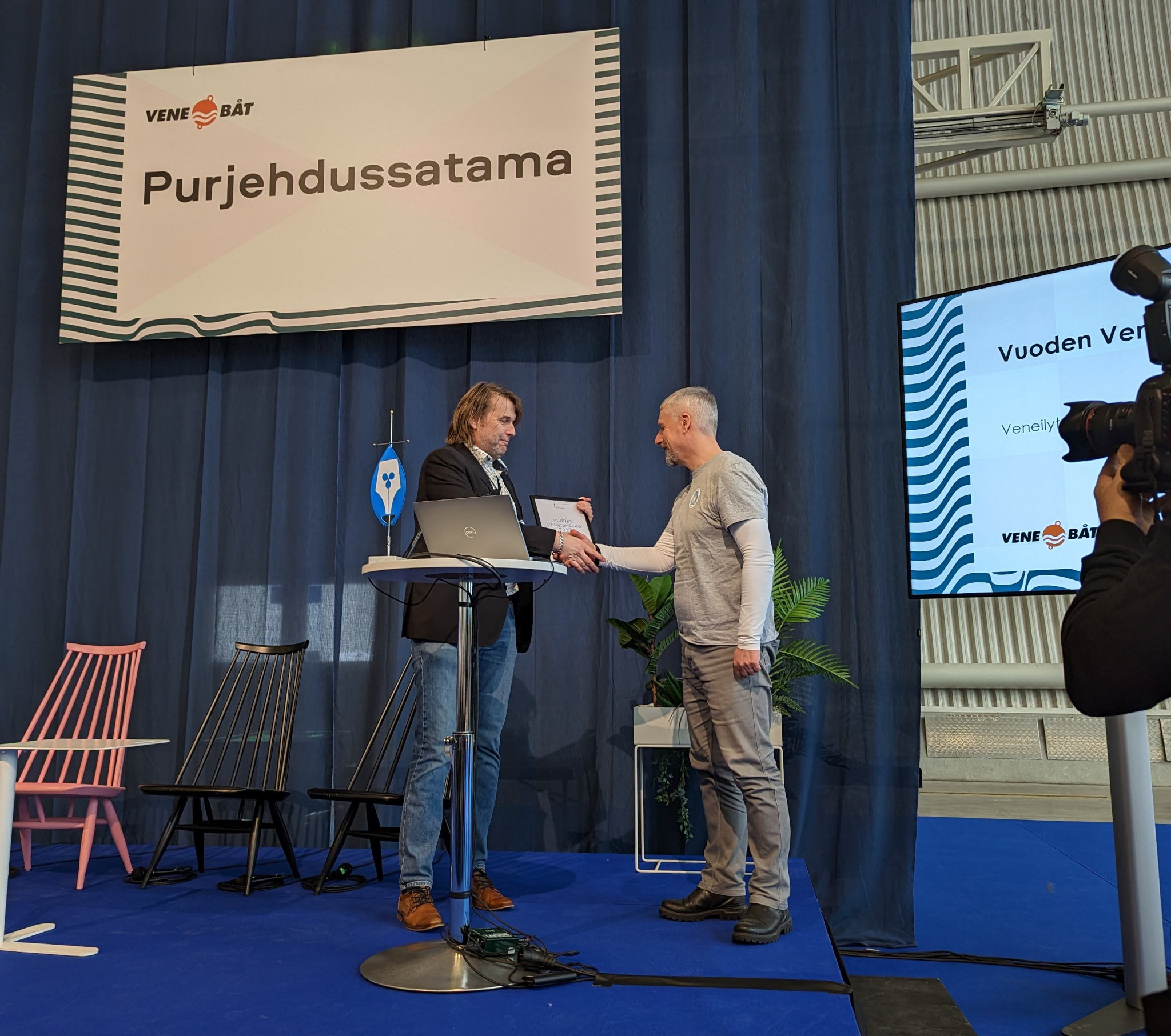 Matti Lattu vastaanottaa Vuoden veneilyteko -palkinnon